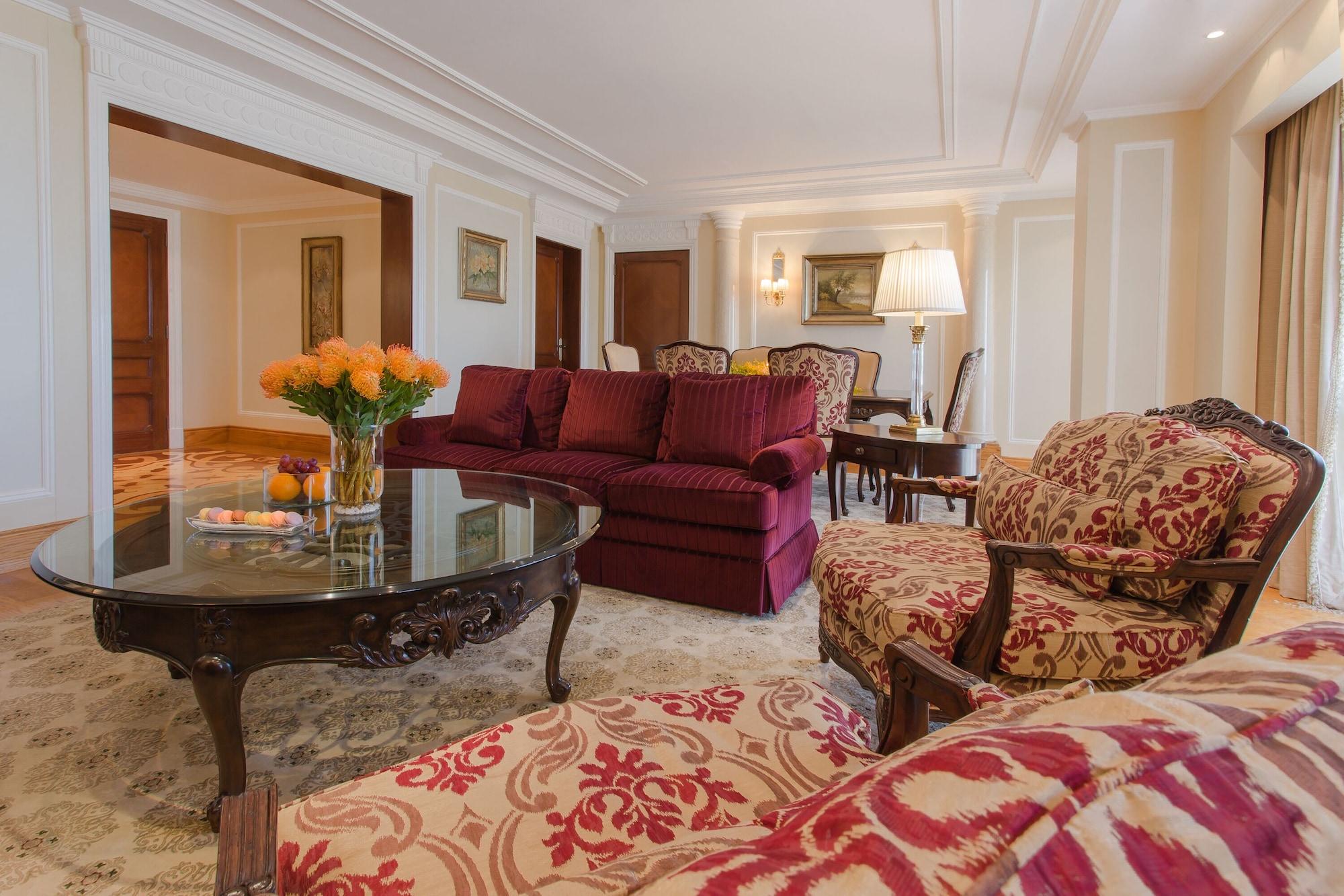โรงแรมเดอะ รีเจนซี คูเวต Kuwait City ภายนอก รูปภาพ A suite at the hotel