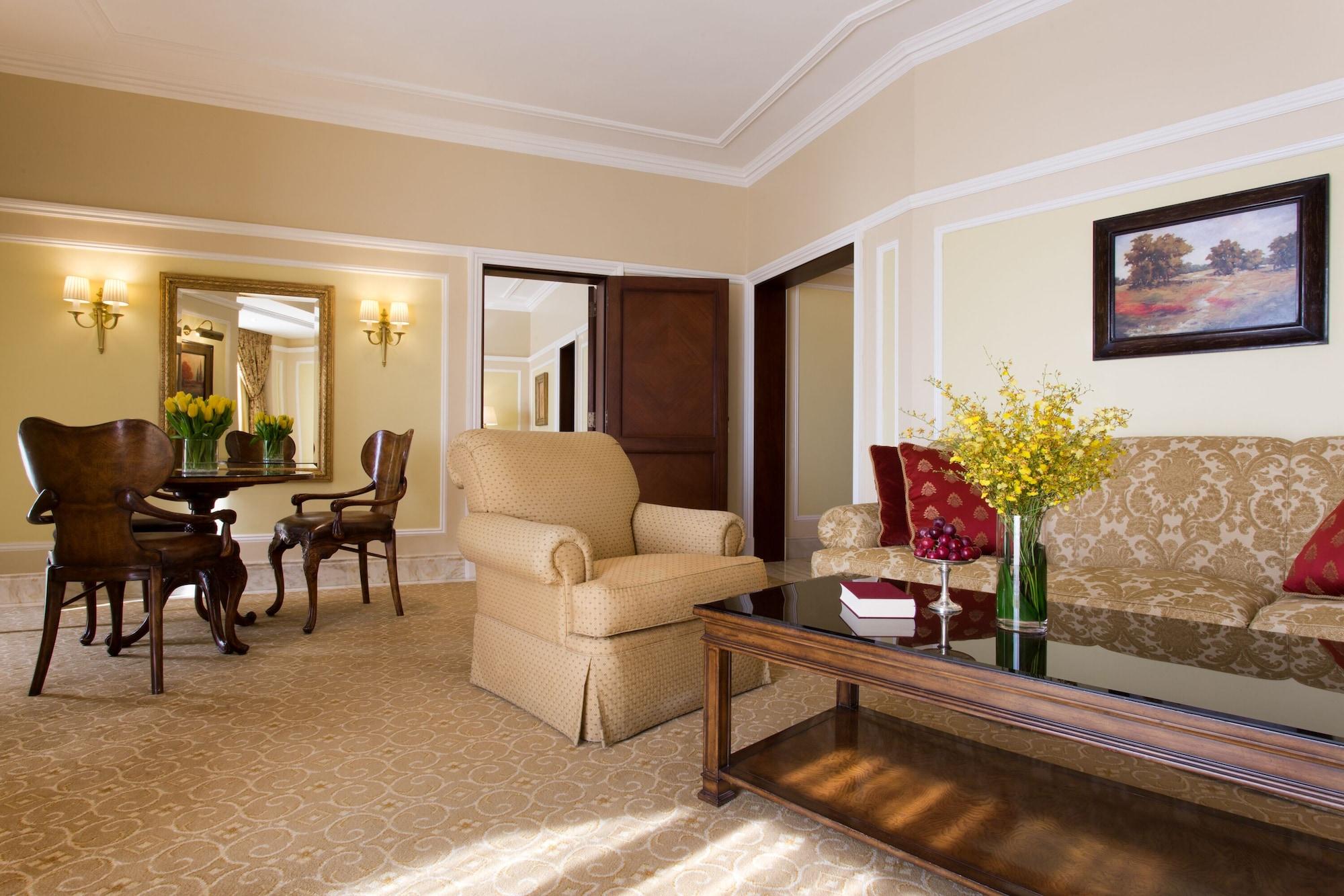 โรงแรมเดอะ รีเจนซี คูเวต Kuwait City ภายนอก รูปภาพ A suite at the Four Seasons Hotel
