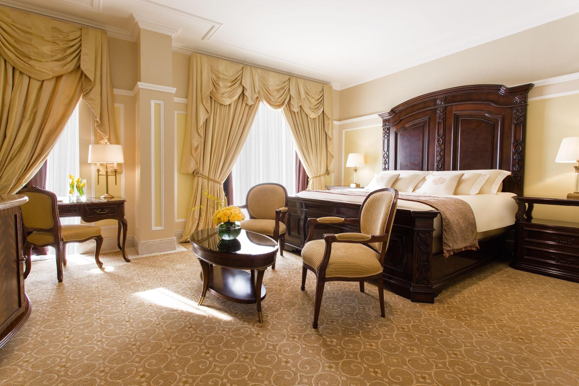 โรงแรมเดอะ รีเจนซี คูเวต Kuwait City ภายนอก รูปภาพ A bedroom at the Ritz-Carlton, Boston