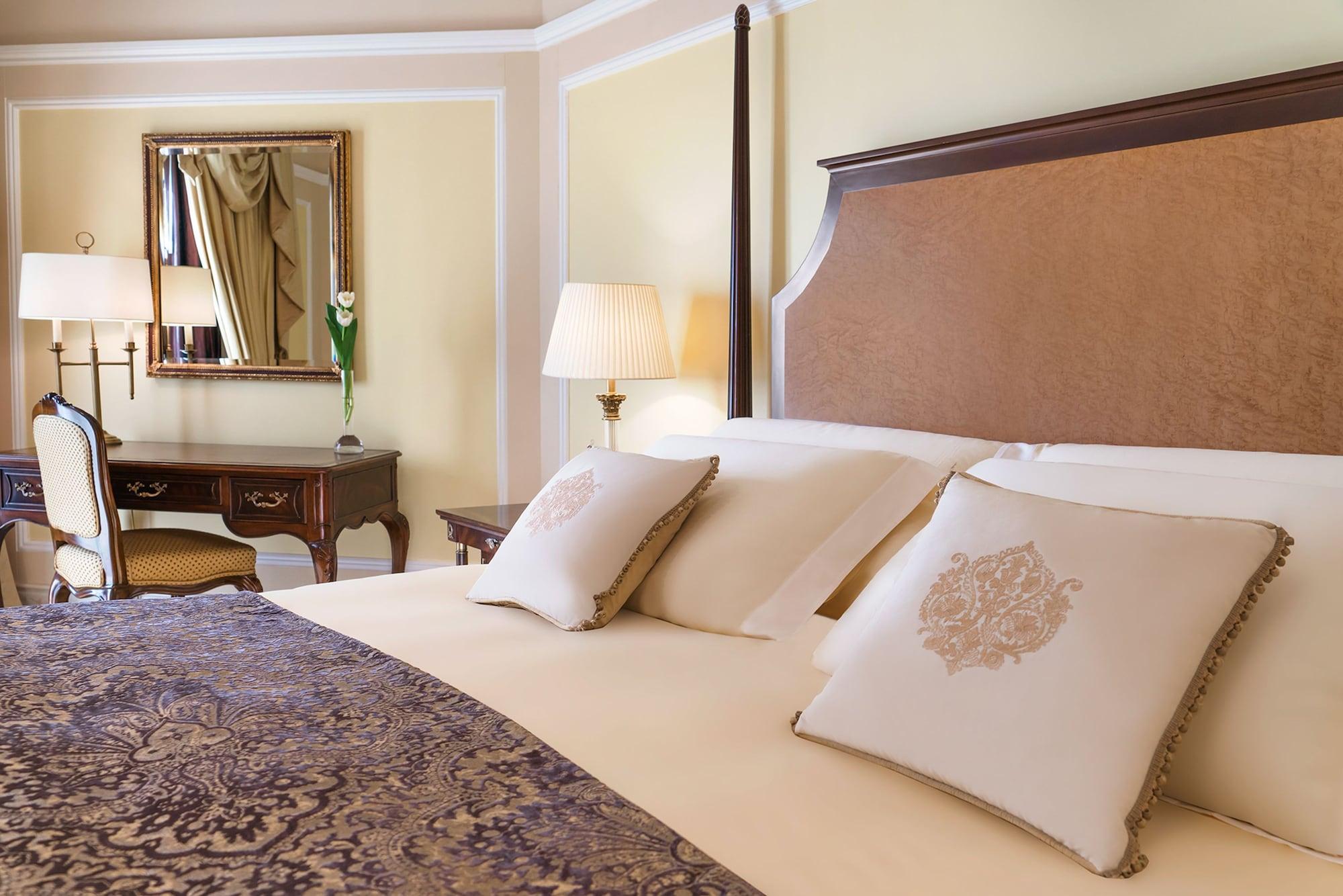 โรงแรมเดอะ รีเจนซี คูเวต Kuwait City ภายนอก รูปภาพ A bedroom at the Four Seasons Hotel