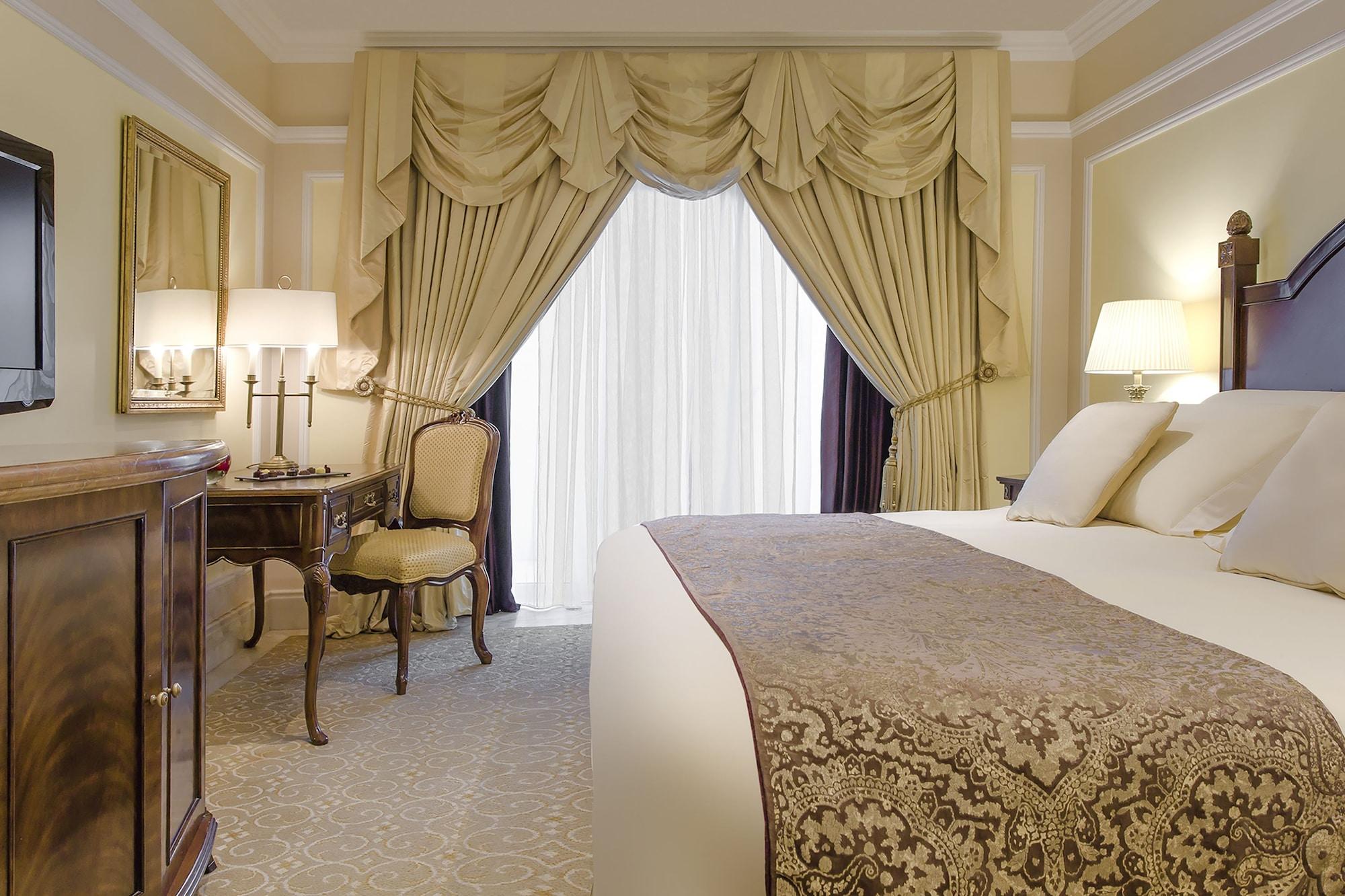 โรงแรมเดอะ รีเจนซี คูเวต Kuwait City ภายนอก รูปภาพ A guest room at The Ritz-Carlton, Boston