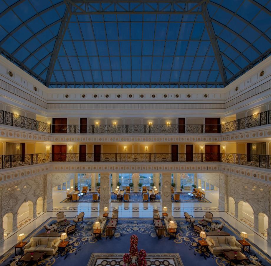 โรงแรมเดอะ รีเจนซี คูเวต Kuwait City ภายนอก รูปภาพ The interior of the hotel