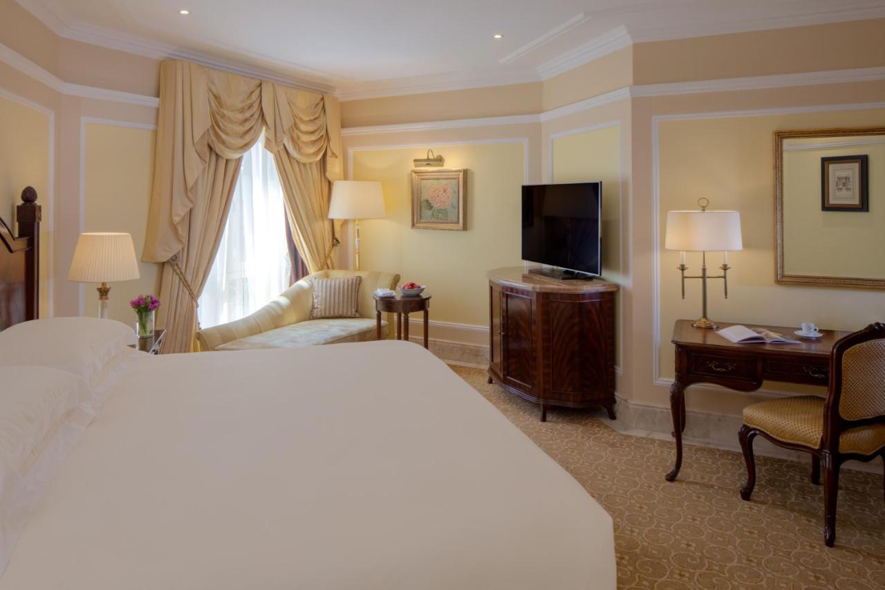 โรงแรมเดอะ รีเจนซี คูเวต Kuwait City ภายนอก รูปภาพ A room at the hotel