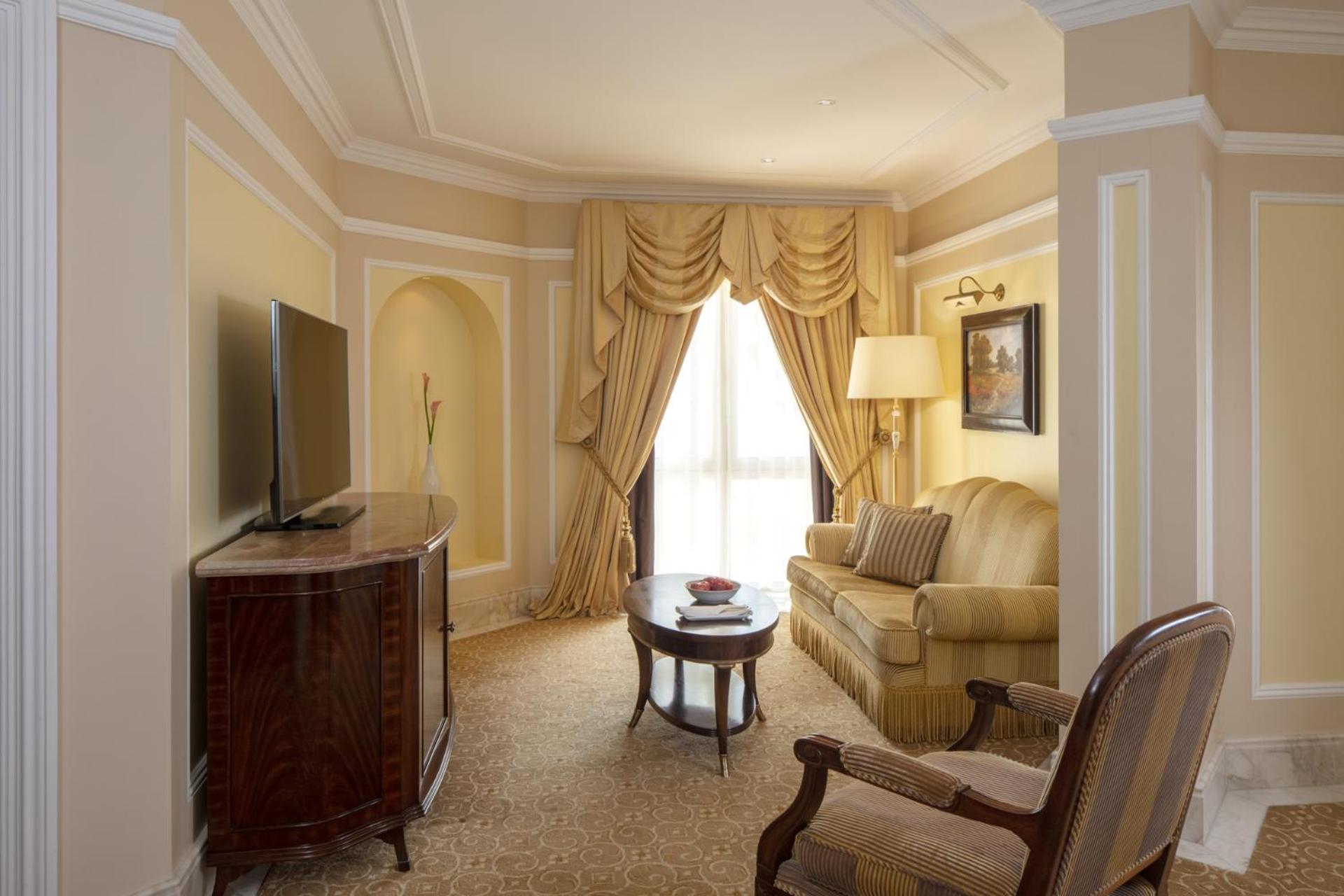 โรงแรมเดอะ รีเจนซี คูเวต Kuwait City ภายนอก รูปภาพ A living room at the Ritz-Carlton, Tarrant County