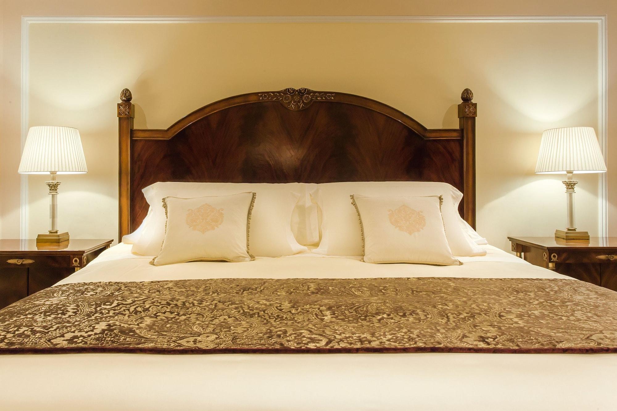 โรงแรมเดอะ รีเจนซี คูเวต Kuwait City ภายนอก รูปภาพ A bed