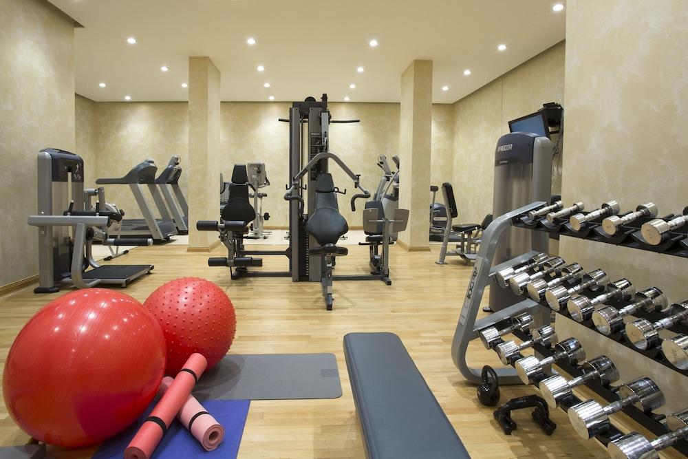 โรงแรมเดอะ รีเจนซี คูเวต Kuwait City ภายนอก รูปภาพ A gym at a hotel