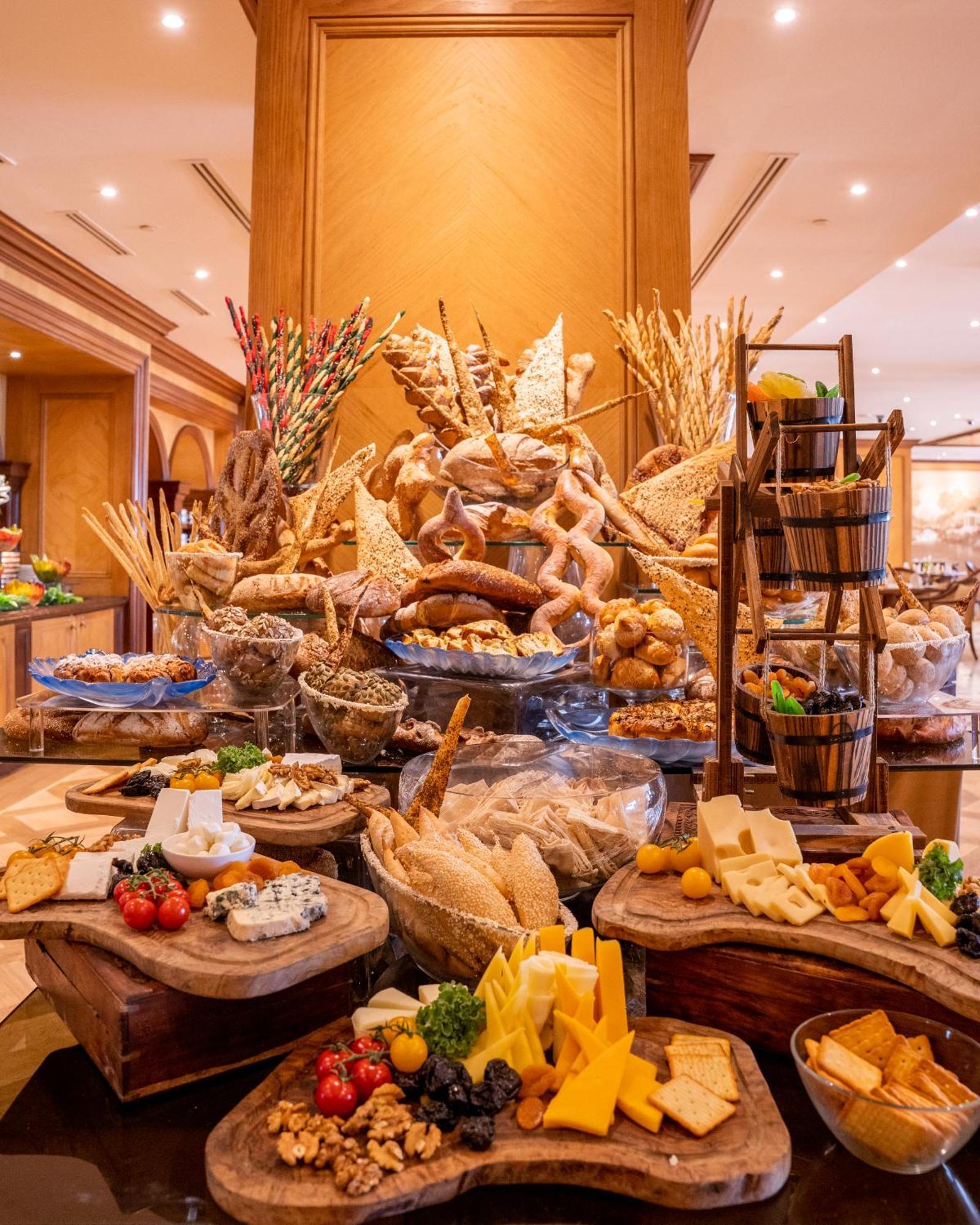 โรงแรมเดอะ รีเจนซี คูเวต Kuwait City ภายนอก รูปภาพ A cheese display at a buffet