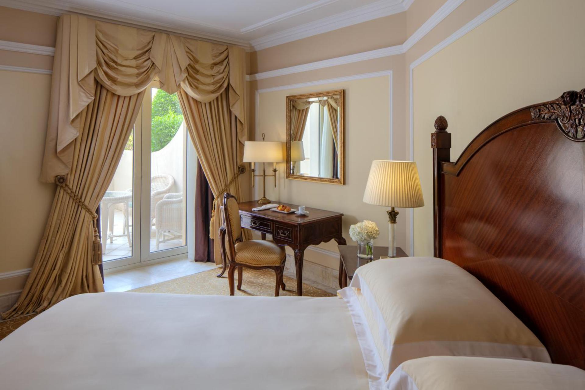 โรงแรมเดอะ รีเจนซี คูเวต Kuwait City ภายนอก รูปภาพ A bedroom at the hotel