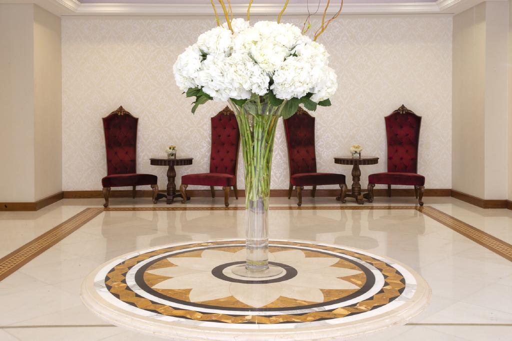 โรงแรมเดอะ รีเจนซี คูเวต Kuwait City ภายนอก รูปภาพ The lobby of the hotel