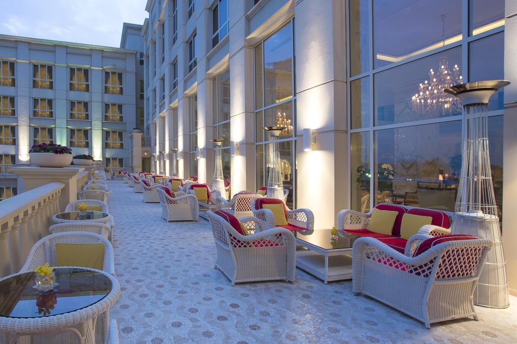 โรงแรมเดอะ รีเจนซี คูเวต Kuwait City ภายนอก รูปภาพ The lounge at the top of the hotel